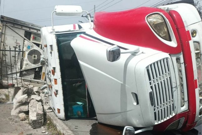 Tráiler vuelca en Ambato y mujer muere aplastada