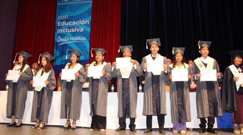 ecuador 221 432-estudiantes-mayores-de-18-anos-se-graduan.ecuador221.com_.ec_ 432 estudiantes mayores de 18 años se gradúan
