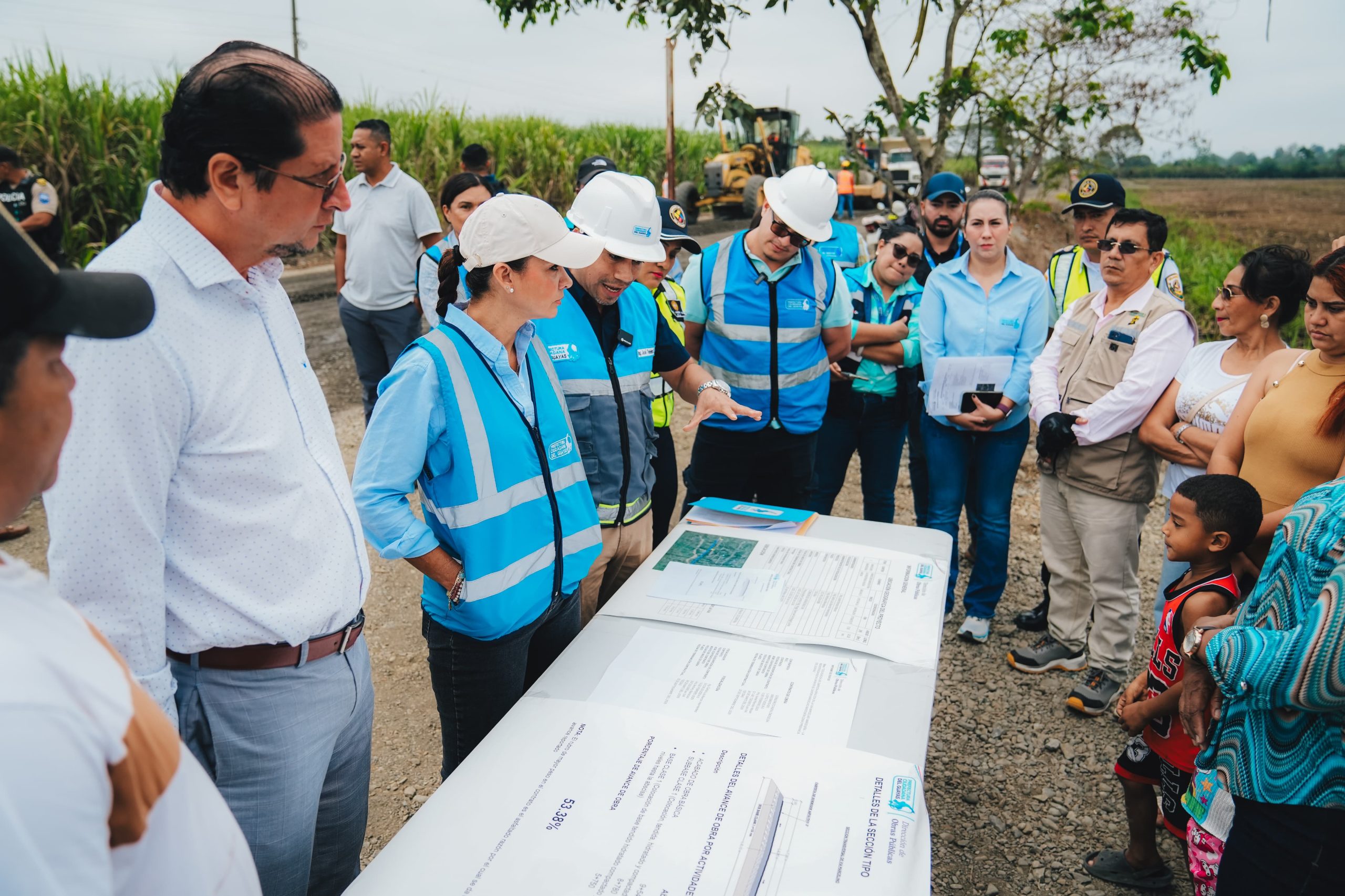 ecuador 221 WhatsApp-Image-2025-08-26-at-17.35.54-scaled Marcela Aguiñaga supervisa avances de obras viales en tres cantones