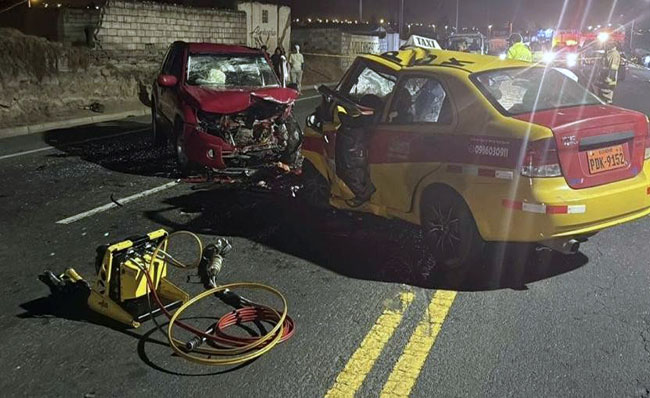 Ambato: Cuatro muertos en choque frontal entre dos vehículos
