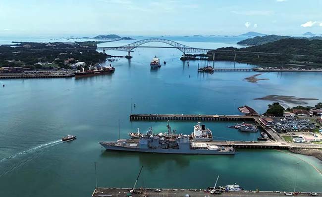 Buque lanzamisiles de EEUU ingresa al canal de Panamá rumbo al Caribe