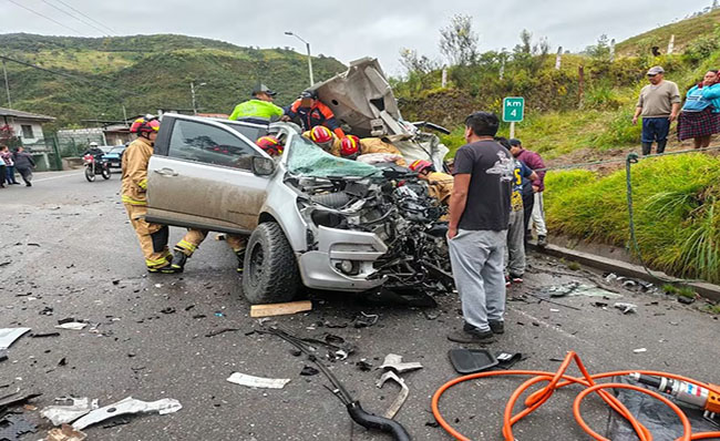 Un bus y una camioneta chocaron en la vía Cuenca - Girón