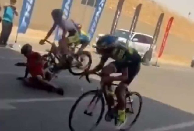 Ciclista celebra prematuramente y causa grave accidente en competencia