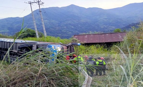 Cinco muertos y 22 heridos en volcamiento de bus en Bolívar - Ecuador 221