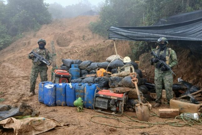 Ejército desmantela campamentos ilegales y halla uniformes colombianos