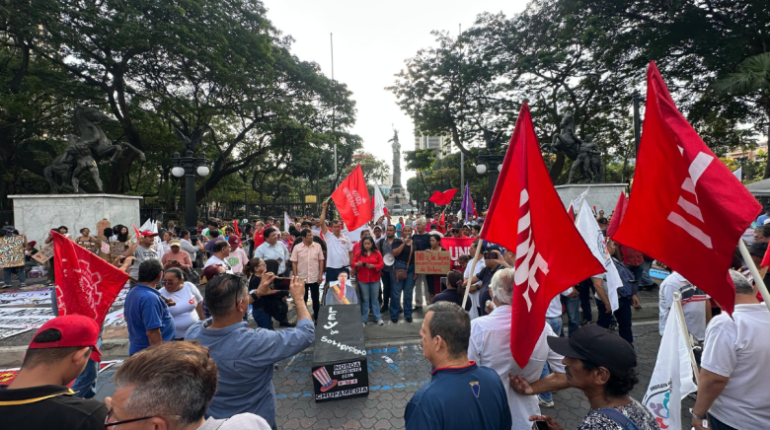 Gremios marchan en Guayaquil contra reformas laborales de Noboa