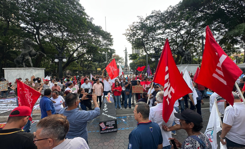 gremios-marchan-en-guayaquil-contra-reformas-laborales-de-noboa.ecuador221.com_.ec_ Gremios marchan en Guayaquil contra reformas laborales de Noboa