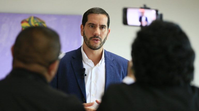 Luque reta a Correa y exhibe nueva cárcel en Santa Elena