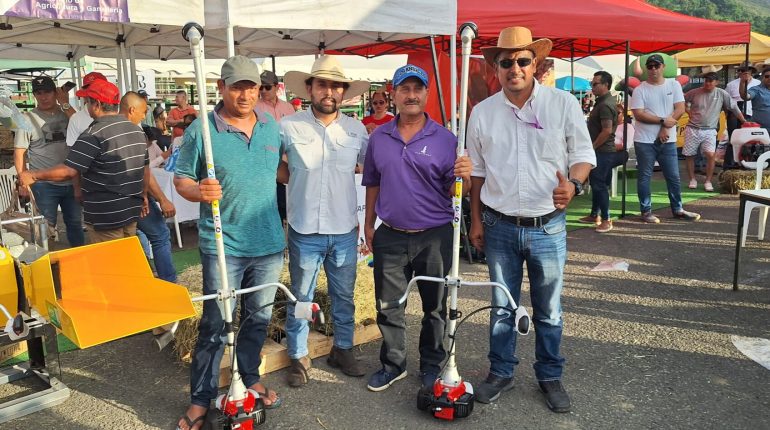 MAG entrega equipos tecnológicos a ganaderos de Esmeraldas