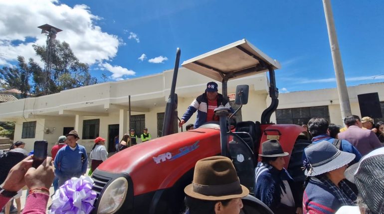 MAG entrega tractor a junta de riego en Guano