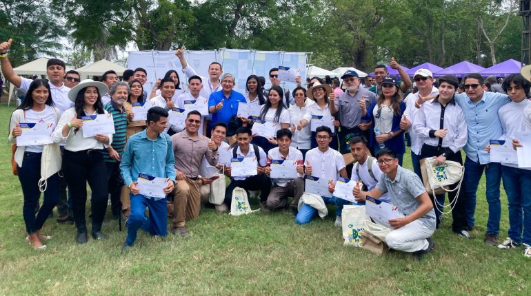 Más de mil jóvenes rurales se gradúan en Manabí