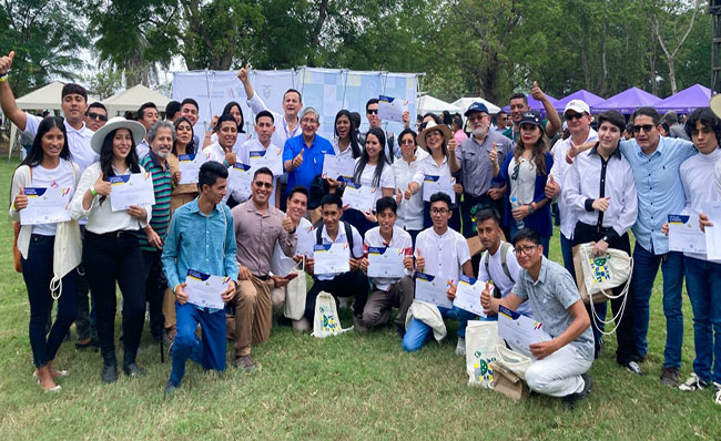Mil jóvenes se graduaron en la Escuela de Emprendimiento Rural