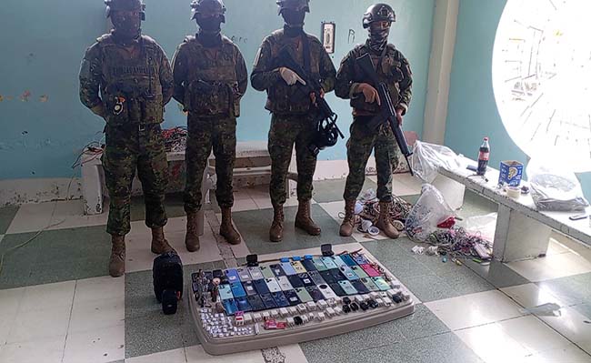 Militares decomisan 200 celulares en operativos en dos cárceles