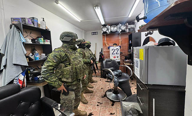 Militares hallan armas de fuego en una peluquería