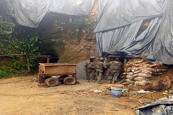 Militares intervienen en dos minas en Ponce Enríquez