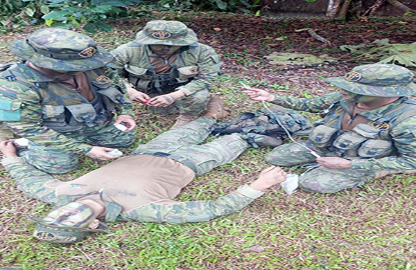 Militares se capacitan en técnicas de evacuación médica en la selva