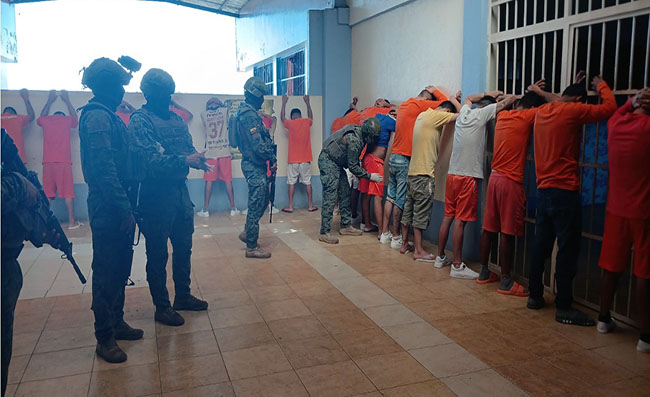 Militares y policías ejecutan operativo en cárcel de Napo
