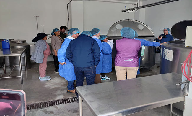 Mujeres ganaderas de Chimborazo venden leche al grupo Gloria