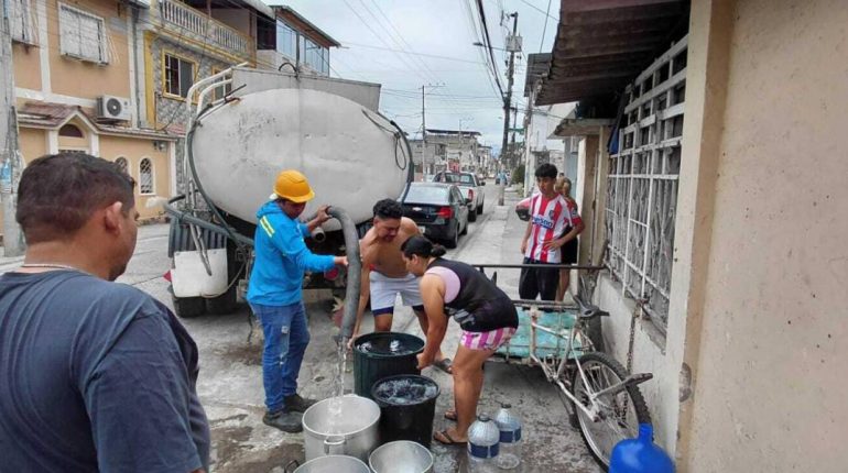 Tubería dañada deja sin agua a ocho barrios