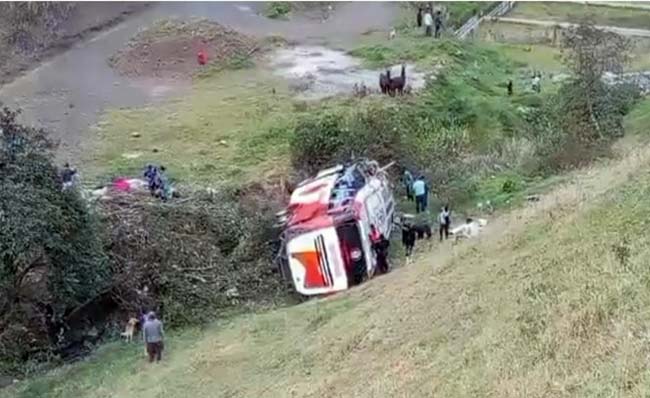 Un bus de pasajeros cayó a un barranco en Colta