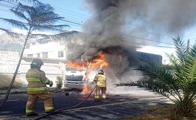 Un camión fue consumido por el fuego en Ibarra