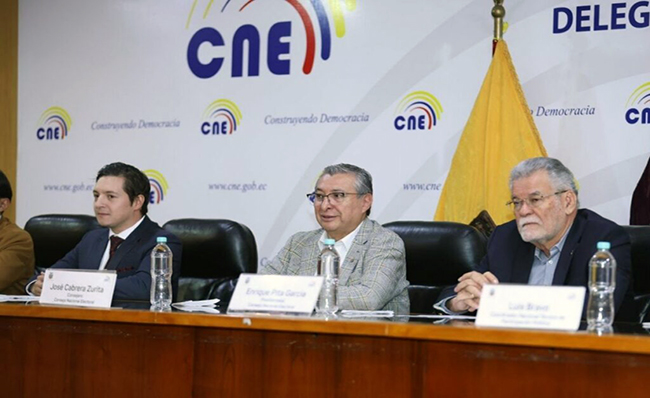 Académicos inician hoy la elaboración de preguntas para 163 postulantes a vocales del CNE QUITO, Pichincha Sete académicos inician hoy lunes 8 de septiembre, la elaboración de las preguntas escritas y orales para los exámenes que deberán rendir 163 postulantes a la Renovación Parcial del CN El grupo académico lo conforman expertos en cinco áreas: • Derecho Electoral • Ciencias Políticas • Manejo de Datos Estadísticos • Derechos Humanos • Derecho Administrativo. Según detalló el Consejo de Participación Ciudadana y Control Social (CPCCS), entidad a cargo del concurso, los profesionales trabajarán entre hoy lunes y el viernes 12 de septiembre de 2025. Se reunirán en el renovado Centro de Integración Ciudadana, ubicado en el sector de Santa Prisca, en el centro norte de Quito. “Su trabajo se realizará bajo estrictas medidas de seguridad tecnológicas, vigilancia de una auditoría externa y el acompañamiento permanente de la Policía Nacional”, detalló el CPCCS en un comunicado. Instalan sistema Scoda El viernes 5 de septiembre, los técnicos informáticos de la entidad instalaron el Sistema de Concursos de Oposición para Designación de Autoridades (Scoda), con el fin de garantizar la seguridad del proceso. El procedimiento fue supervisado por Ximena Guerrón, especialista externa en seguridad informática. Guerròn verificó que, tanto el servidor central, como los equipos informáticos, se encontraran sin información previa. Rendición de exámenes El informe de la Comisión Ciudadana de Selección del Cpccs concluyó que, para el proceso de Renovación Parcial del CNE, 163 postulantes superaron la etapa de admisibilidad. Los ciudadanos ya fueron notificados y se preparan para rendir el examen escrito de conocimientos a partir del lunes 15 de septiembre, a las 10:00. Luego de tres días destinados para calificaciones y recalificaciones, el proceso continuará con el examen práctico Renovación de vocales del CNE El CPCCS está a cargo del proceso de renovación de las autoridades del Consejo Nacional Electoral- Según el Código de Democracia, los vocales del CNE ocupan su cargo por seis años; pero debe renovarse a dos de ellos por sorteo cada tres años. Los cinco vocales actuales cumplieron con su periodo en noviembre de 2024, sin embargo, retrasos legales en el proceso de renovación parcial obligó a que se les extienda una prórroga en sus funciones.