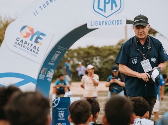Álex Aguinaga inspira jóvenes en LigaPro Kids Guayaquil