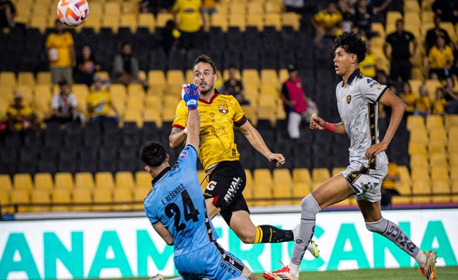 Barcelona empató con Aucas en el Monumental