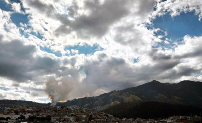 bomberos-combaten-incendio-en-bosque-protector-de-san-juan-en-quito-ecuador221.com_.ec_ Bomberos combaten incendio en bosque protector de San Juan, en Quito
