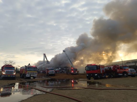 Bomberos sofocan incendio en patio de chatarra