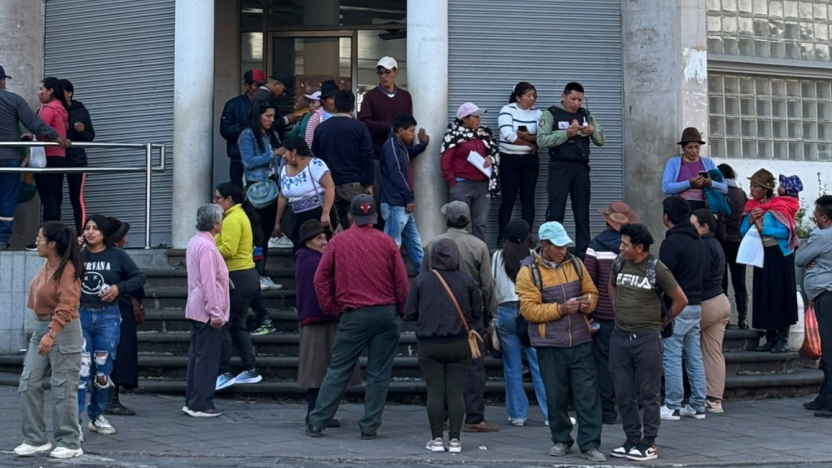 ecuador 221 campesinos-abarrotan-banecuador-por-cobro-del-bono-raices.ecuador221.com_.ec_ Campesinos abarrotan BanEcuador por cobro del Bono Raíces