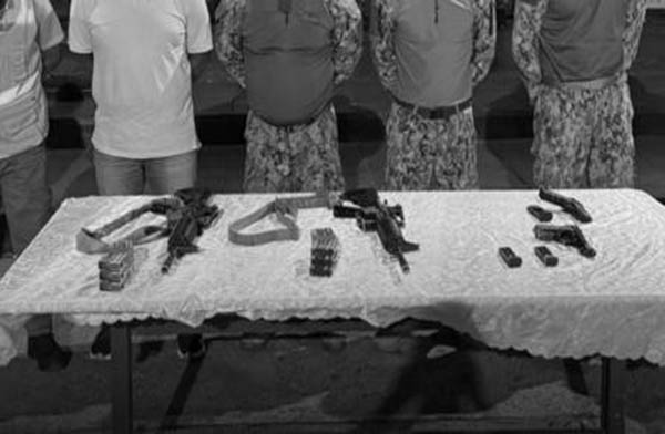 Cuatro marinos detenidos por poner droga en un contenedor