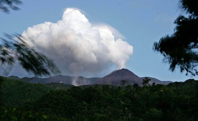 El volcán Reventador expulsa material piroclástico hoy