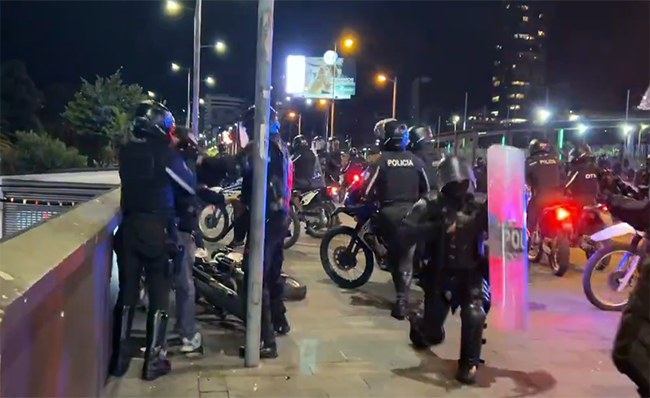 Enfrentamientos entre manifestantes y policías durante marcha