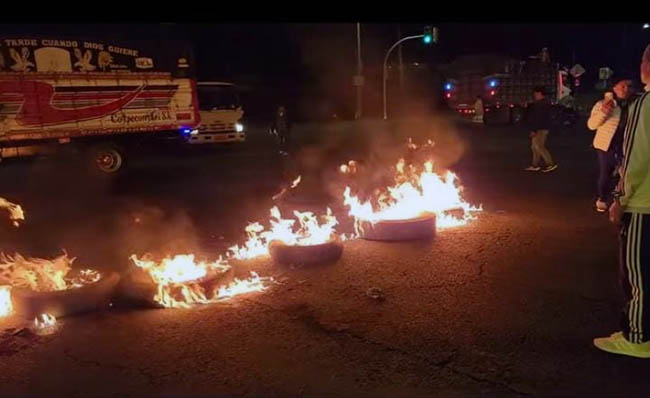 Imbabura amanece con bloqueos en 12 puntos viales