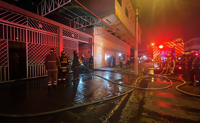 Incendio consumió patio de venta de vehículos en Guayaquil