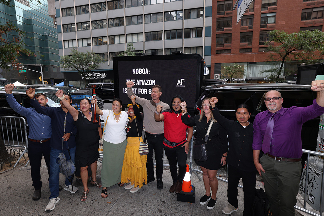 indigenas-pastaza-protestan-nueva-york-contra-petrolera-ecuador221.com_.ec_ Indígenas de Pastaza protestan en Nueva York contra petrolera