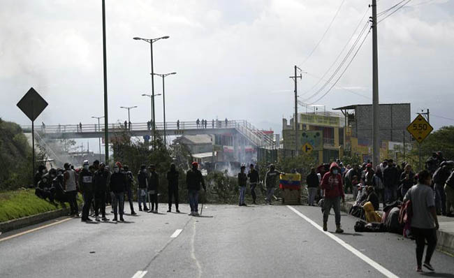 Intento de cierre en San Miguel del Común; manifestantes agreden a equipo periodístico