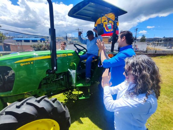 MAGP entrega maquinaria agrícola para productores de Pichincha