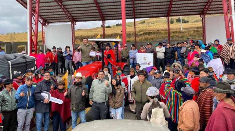 MAGP fortalece producción en Cotopaxi con tractores y títulos