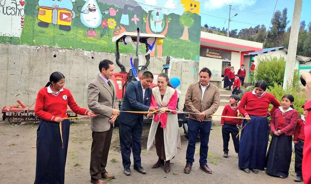 mas-de-200-estudiantes-beneficiados-con-tractor-en-chimborazo.ecuador221.com_.ec_ Chimborazo: MAGP entrega tractor a Unidad Educativa Atahualpa
