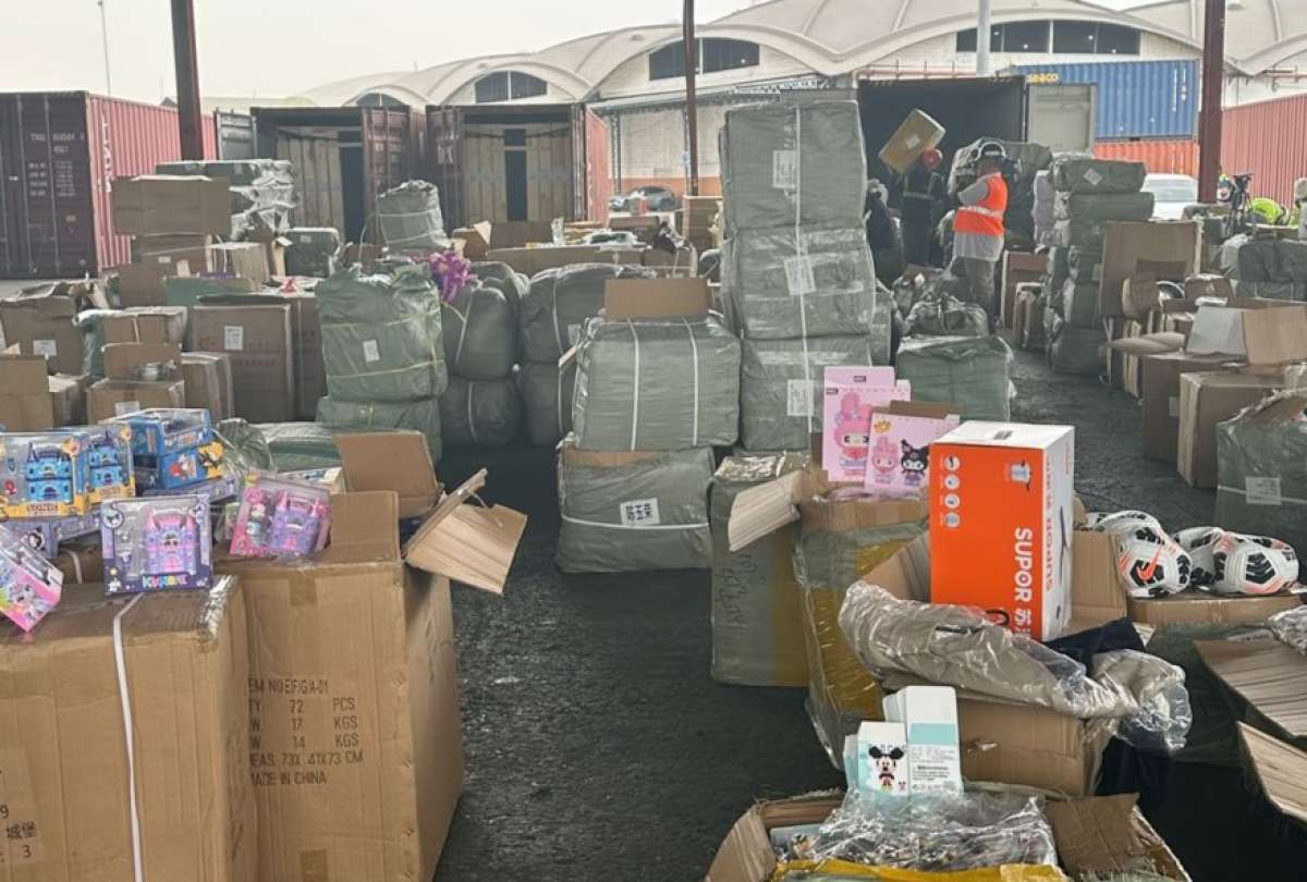 mercaderia-incautada Consola de videojuegos, ropa usada intentaron   ingresar al  país ilegalmente