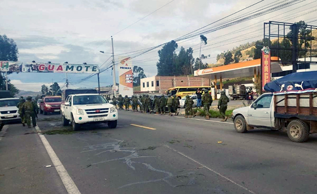 Militares habilitan vías cerradas en Bolívar y Chimborazo
