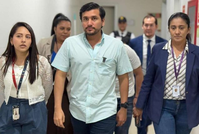 Ministro Martín destituye a directora distrital por anomalías médicas