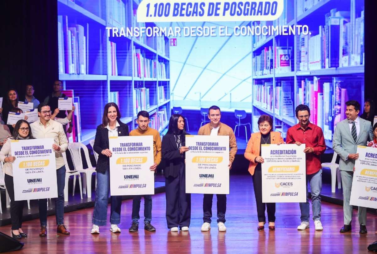 ecuador 221 noboa-entrega-1100-becas-de-posgrado-para-jovenes.ecuador221.com_.ec_ Noboa entrega 1.100 becas de posgrado para jóvenes