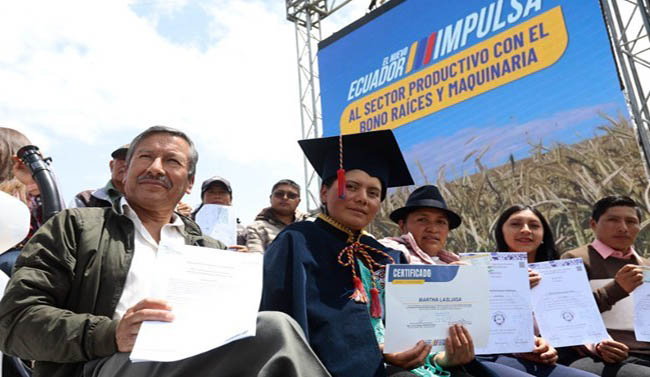 Noboa entrega bonos, tractores y tierras en Chimborazo