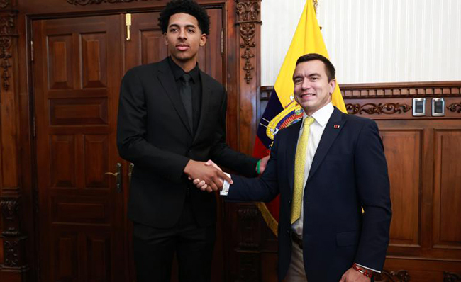Noboa entrega reconocimiento a Reggie Jason Luis Jr.