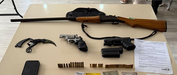 Policía captura a dos por porte de armas