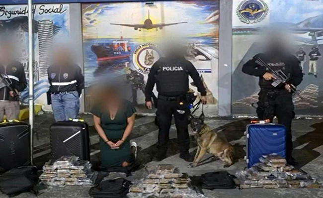 La Policía Nacional informó, la noche de este lunes 1 de septiembre de 2025, que detuvo a una mujer que transportaba 60 bloques de cocaína.