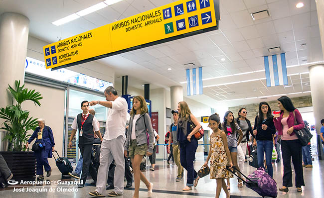 Policías y militares tendrán prioridad para embarcar en vuelos domésticos